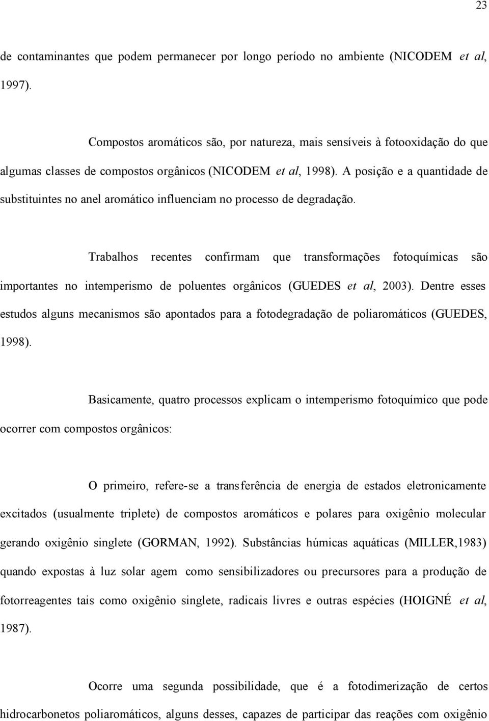 A posição e a quantidade de substituintes no anel aromático influenciam no processo de degradação.