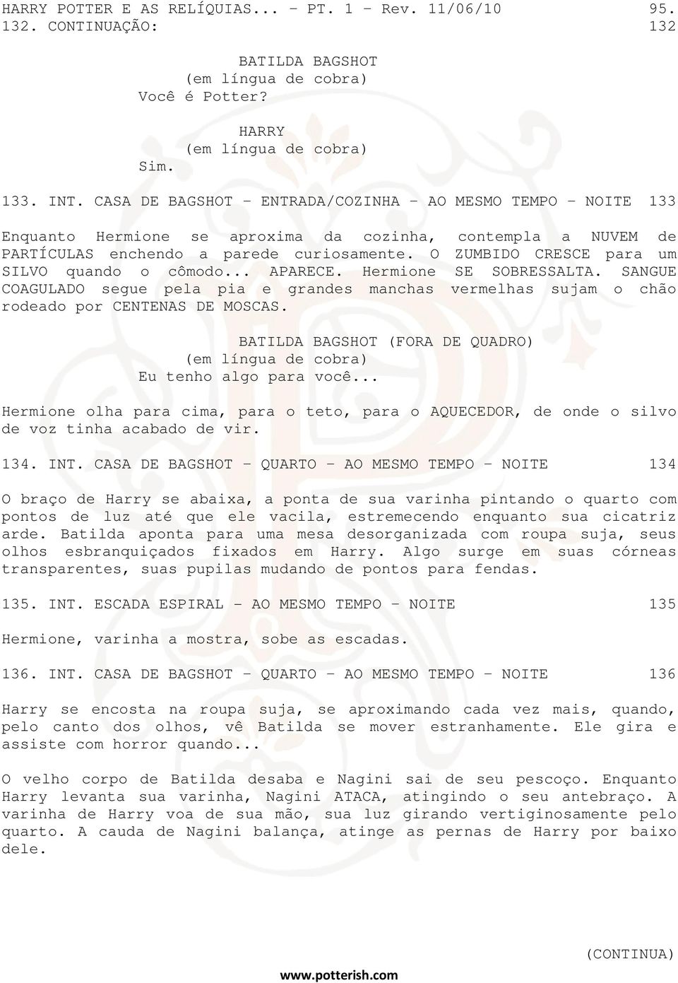 O ZUMBIDO CRESCE para um SILVO quando o cômodo... APARECE. Hermione SE SOBRESSALTA. SANGUE COAGULADO segue pela pia e grandes manchas vermelhas sujam o chão rodeado por CENTENAS DE MOSCAS.