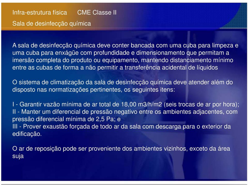 sala de desinfecção química deve atender além do disposto nas normatizações pertinentes, os seguintes itens: I - Garantir vazão mínima de ar total de 18,00 m3/h/m2 (seis trocas de ar por hora); II -