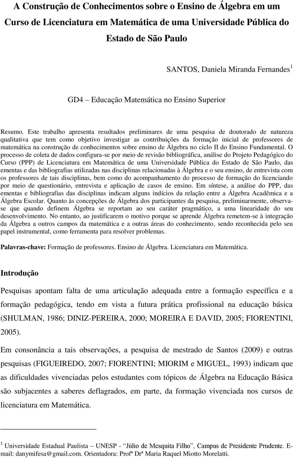 Este trabalho apresenta resultados preliminares de uma pesquisa de doutorado de natureza qualitativa que tem como objetivo investigar as contribuições da formação inicial de professores de matemática