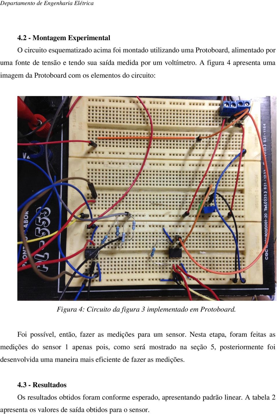 A figura 4 apresenta uma imagem da Protoboard com os elementos do circuito: Figura 4: Circuito da figura 3 implementado em Protoboard.