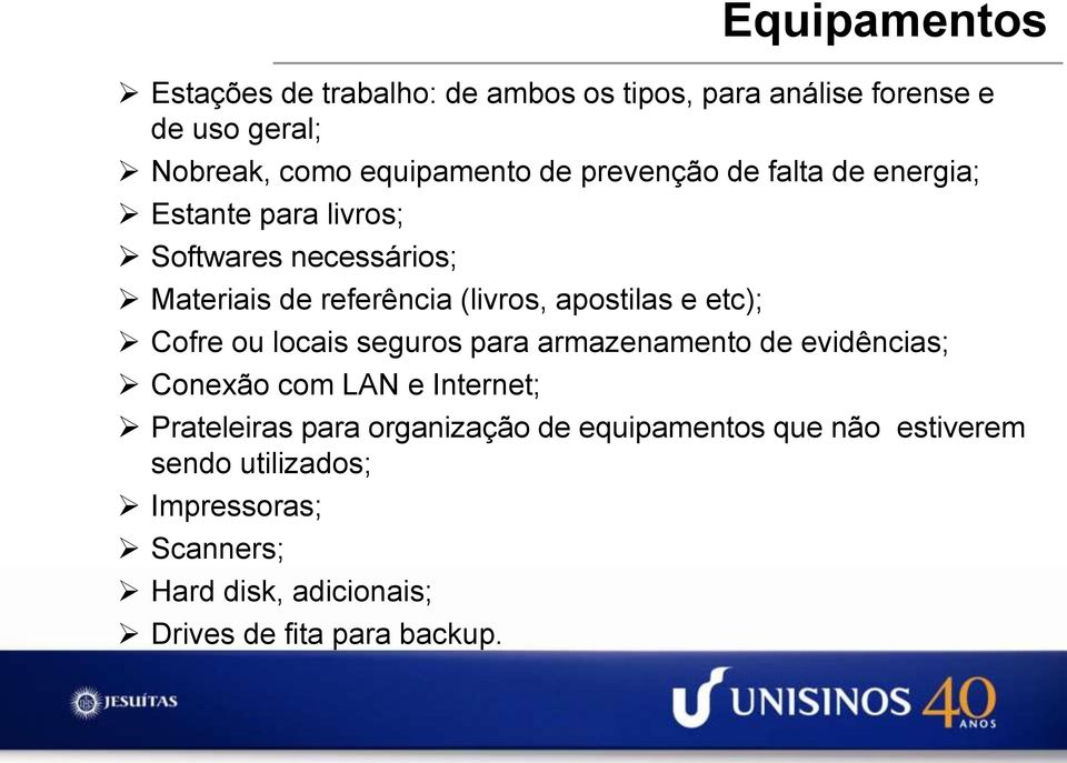 locais seguros para armazenamento de evidências; Conexão com LAN e Internet; Prateleiras para organização de equipamentos