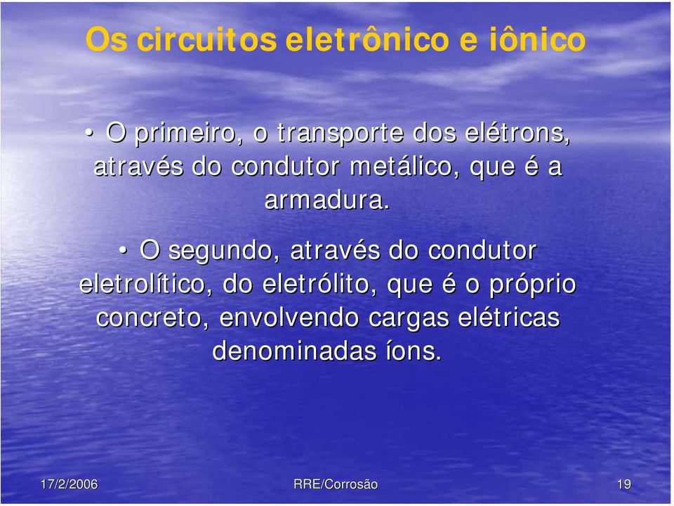 O segundo, através do condutor eletrolítico, do eletrólito, que é o