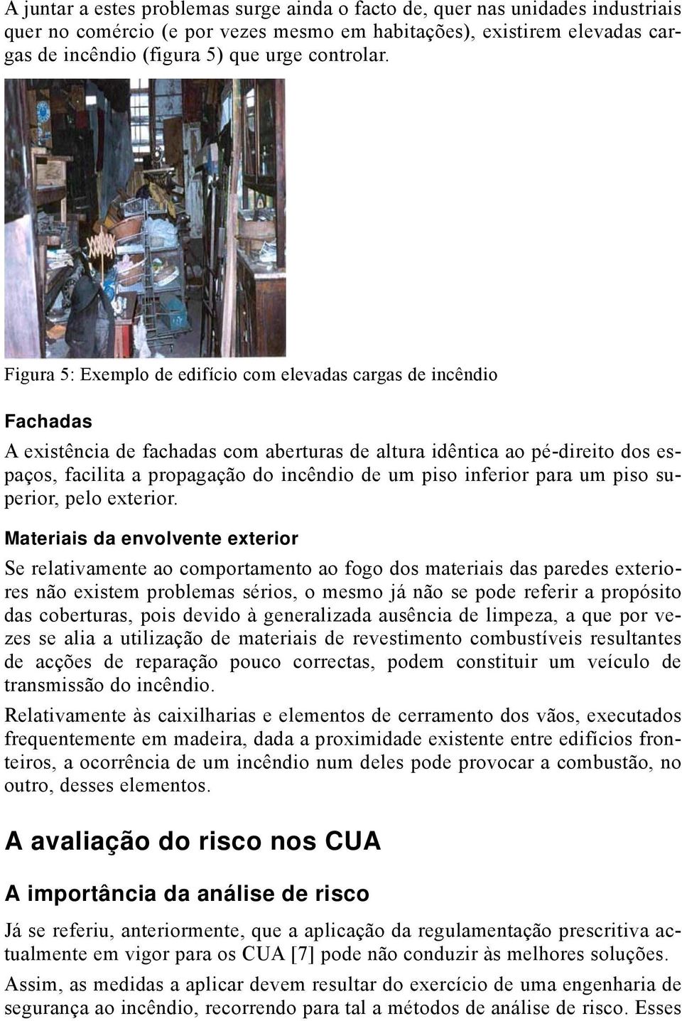 Figura 5: Exemplo de edifício com elevadas cargas de incêndio Fachadas A existência de fachadas com aberturas de altura idêntica ao pé-direito dos espaços, facilita a propagação do incêndio de um