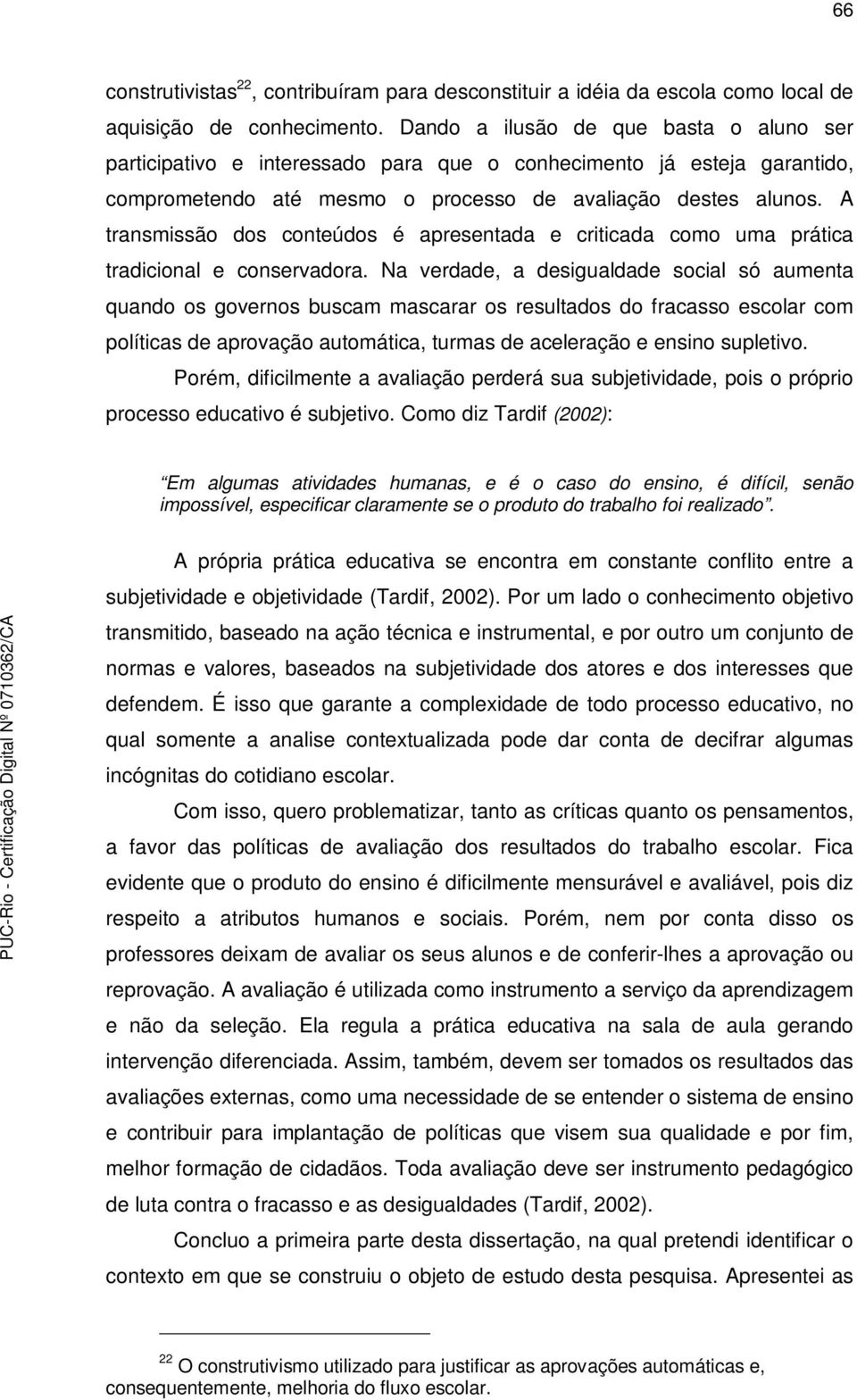 A transmissão dos conteúdos é apresentada e criticada como uma prática tradicional e conservadora.