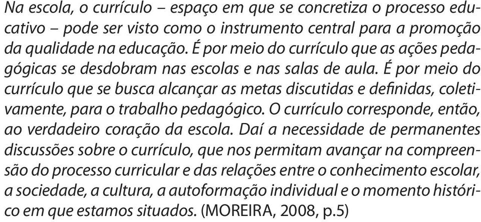 É por meio do currículo que se busca alcançar as metas discutidas e definidas, coletivamente, para o trabalho pedagógico.