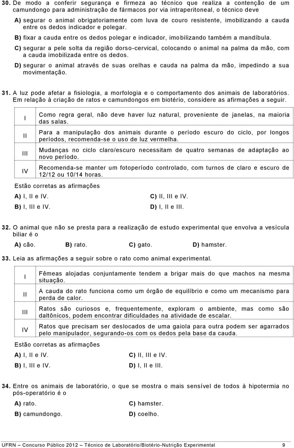 C) segurar a pele solta da região dorso-cervical, colocando o animal na palma da mão, com a cauda imobilizada entre os dedos.