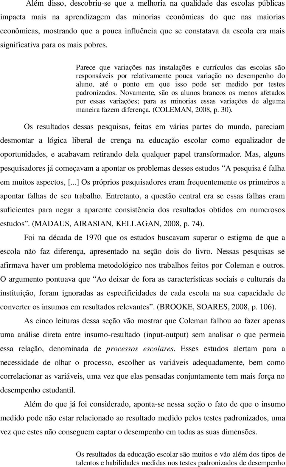 Parece que variações nas instalações e currículos das escolas são responsáveis por relativamente pouca variação no desempenho do aluno, até o ponto em que isso pode ser medido por testes padronizados.