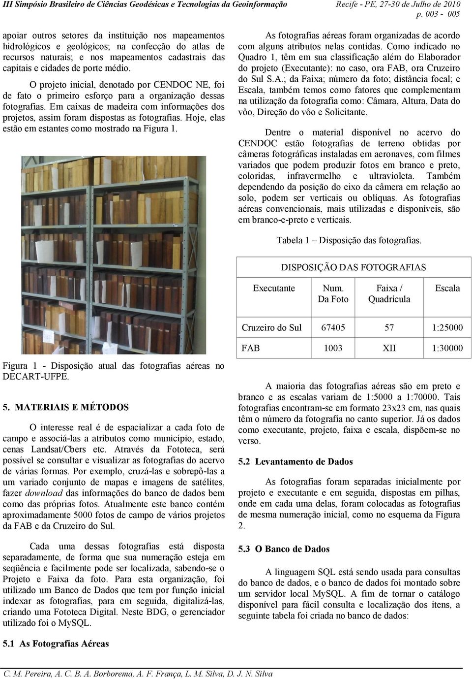 Em caixas de madeira com informações dos projetos, assim foram dispostas as fotografias. Hoje, elas estão em estantes como mostrado na Figura 1.