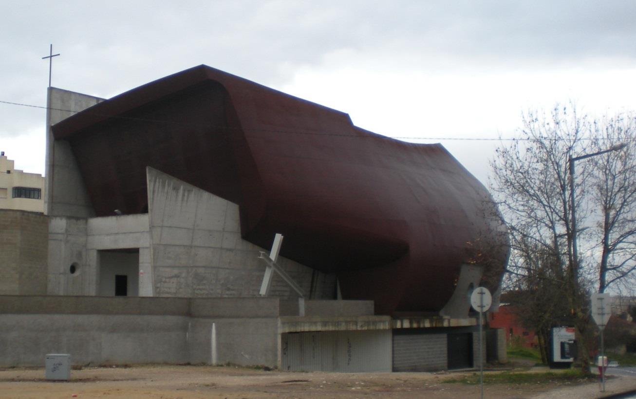 Nave da Igreja - Revestimento A utilização de aço Corten como revestimento do Bloco da Nave da Igreja, permitiu dar o acabamento exterior