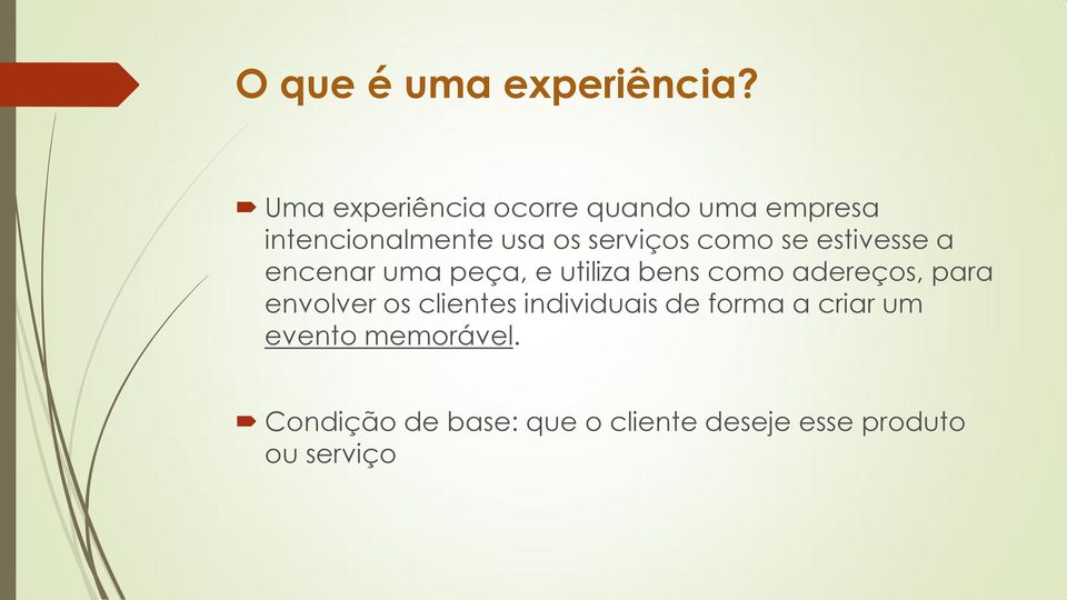 como se estivesse a encenar uma peça, e utiliza bens como adereços, para