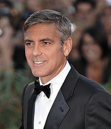 O ator George Clooney é americano e muito famoso. Os seus filmes são muito bons.