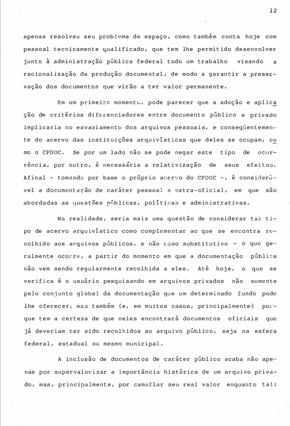 Em um primei o momentv, pode parecer que a adoção e apl ic ção de critérios diferenciadores entre documento público e privado impl icaria no esvaziamento dos arquivos pessoais, e consequentemente do