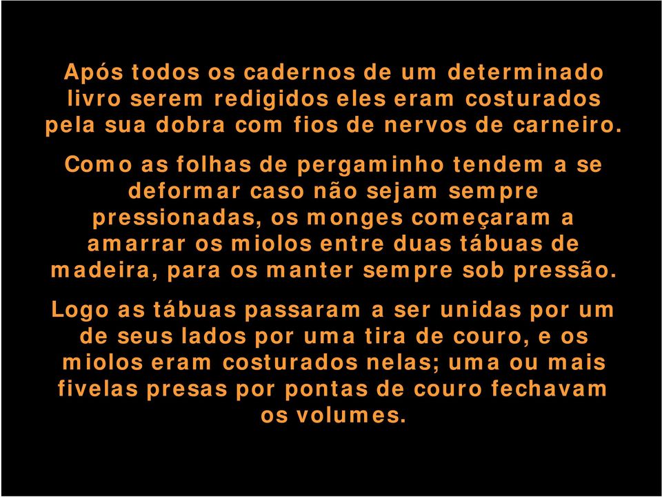 Como as folhas de pergaminho tendem a se deformar caso não sejam sempre pressionadas, os monges começaram a amarrar os miolos