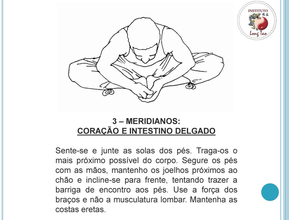 Segure os pés com as mãos, mantenho os joelhos próximos ao chão e incline-se para