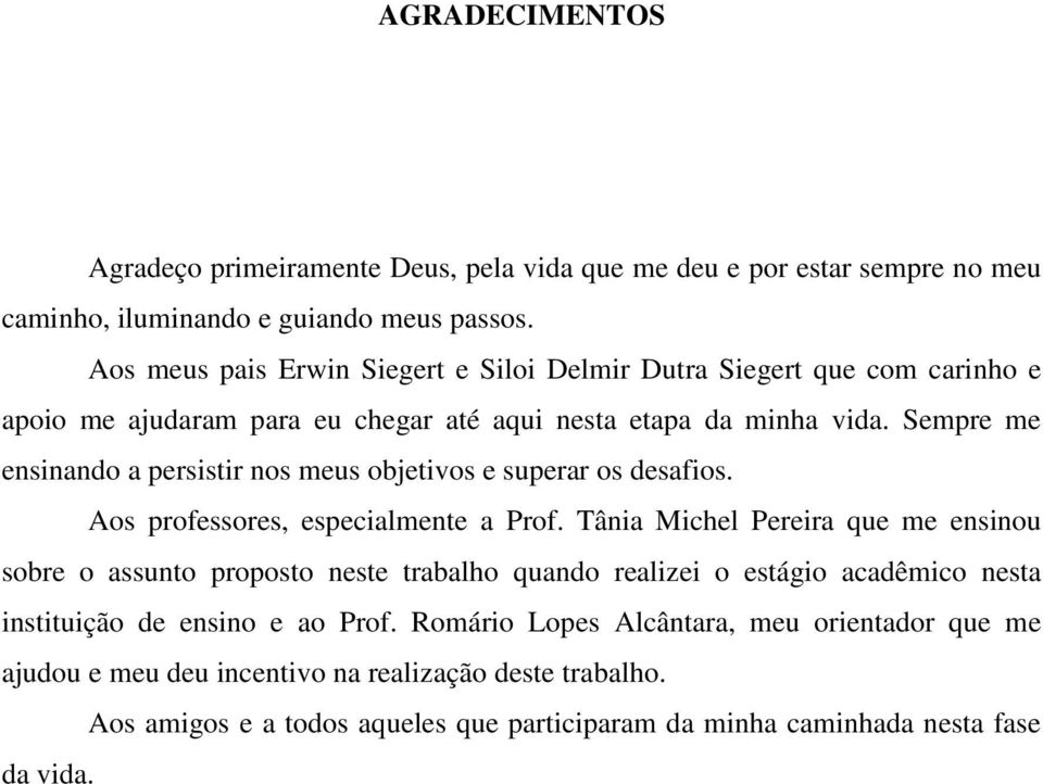 Sempre me ensinando a persistir nos meus objetivos e superar os desafios. Aos professores, especialmente a Prof.