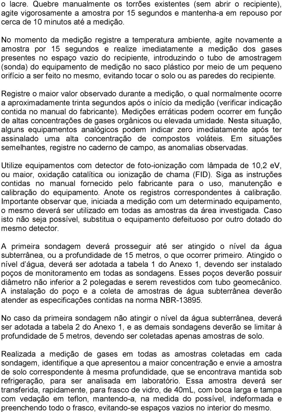 tubo de amostragem (sonda) do equipamento de medição no saco plástico por meio de um pequeno orifício a ser feito no mesmo, evitando tocar o solo ou as paredes do recipiente.