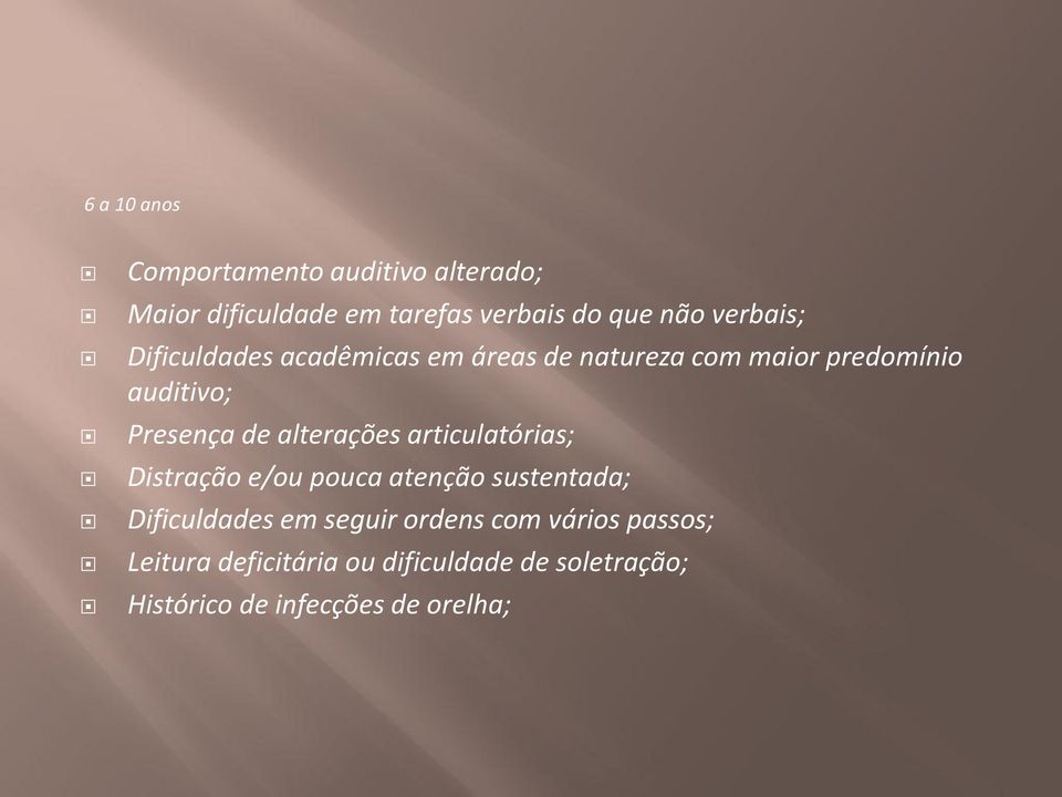 alterações articulatórias; Distração e/ou pouca atenção sustentada; Dificuldades em seguir ordens