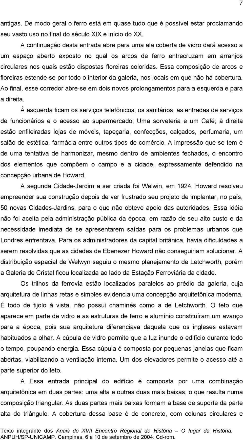 coloridas. Essa composição de arcos e floreiras estende-se por todo o interior da galeria, nos locais em que não há cobertura.