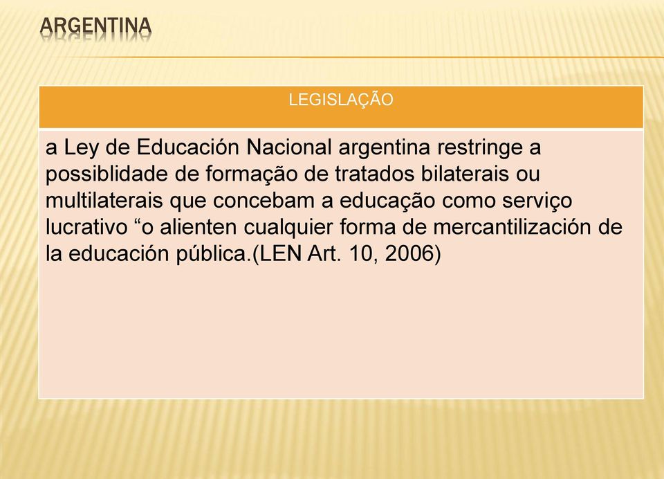 que concebam a educação como serviço lucrativo o alienten cualquier