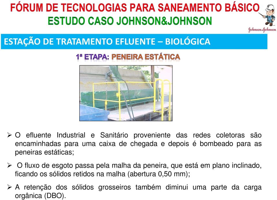 fluxo de esgoto passa pela malha da peneira, que está em plano inclinado, ficando os sólidos retidos na