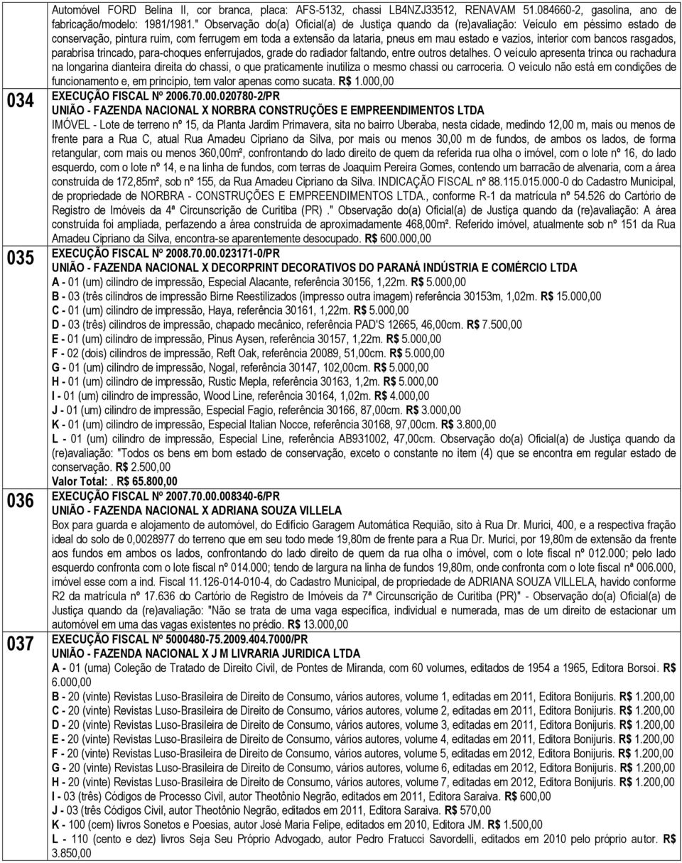 interior com bancos rasgados, parabrisa trincado, para-choques enferrujados, grade do radiador faltando, entre outros detalhes.