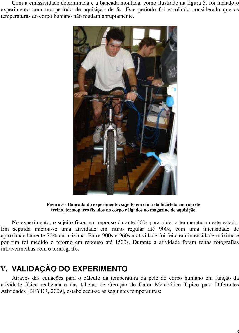 Figura 5 - Bancada do experimento: sujeito em cima da bicicleta em rolo de treino, termopares fixados no corpo e ligados no magazine de aquisição No experimento, o sujeito ficou em repouso durante