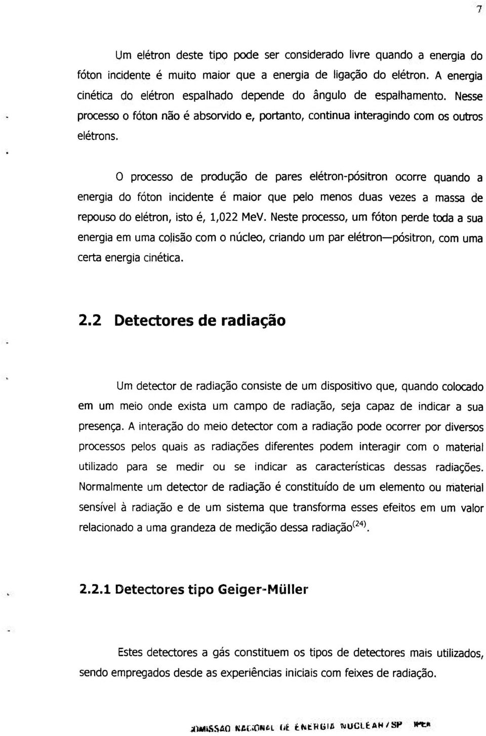 O processo de produção de pares elétron-pósitron ocorre quando a energia do fóton incidente é maior que pelo menos duas vezes a massa de repouso do elétron, isto é, 1,022 MeV.