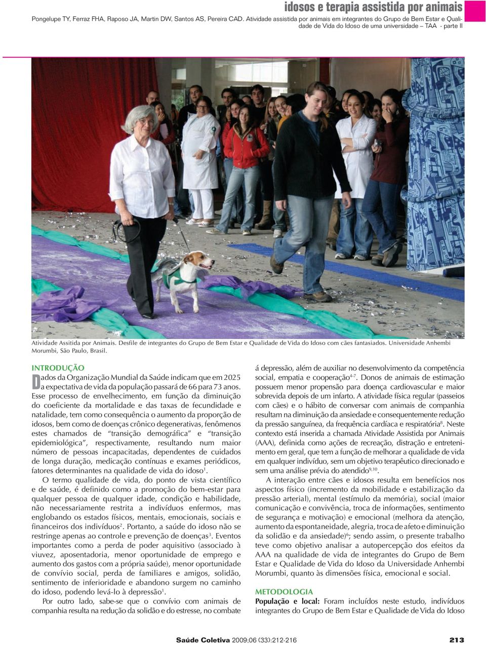 Desfile de integrantes do Grupo de Bem Estar e Qualidade de Vida do Idoso com cães fantasiados. Universidade Anhembi Morumbi, São Paulo, Brasil.