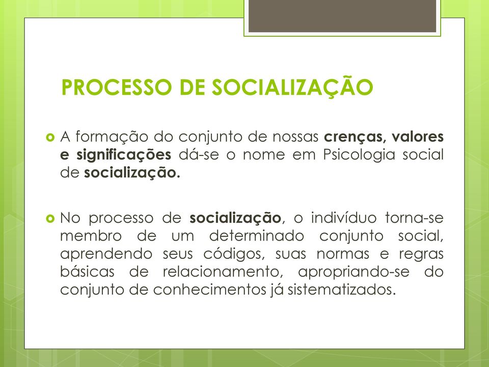 No processo de socialização, o indivíduo torna-se membro de um determinado conjunto social,