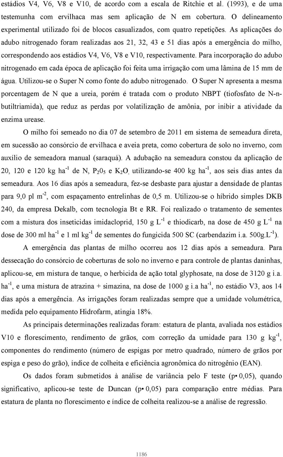 As aplicações do adubo nitrogenado foram realizadas aos 21, 32, 43 e 51 dias após a emergência do milho, correspondendo aos estádios V4, V6, V8 e V10, respectivamente.