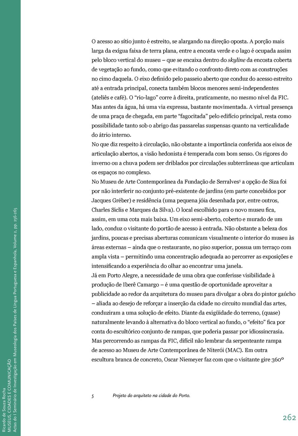 fundo, como que evitando o confronto direto com as construções no cimo daquela.