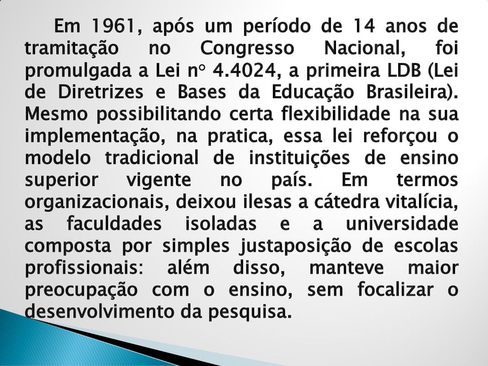 Mesmo possibilitando certa flexibilidade na sua implementação, na pratica, essa lei reforçou o modelo tradicional de instituições de ensino superior