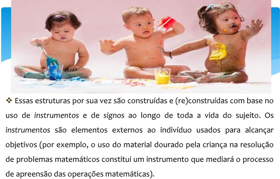 Os instrumentos são elementos externos ao indivíduo usados para alcançar objetivos (por exemplo, o