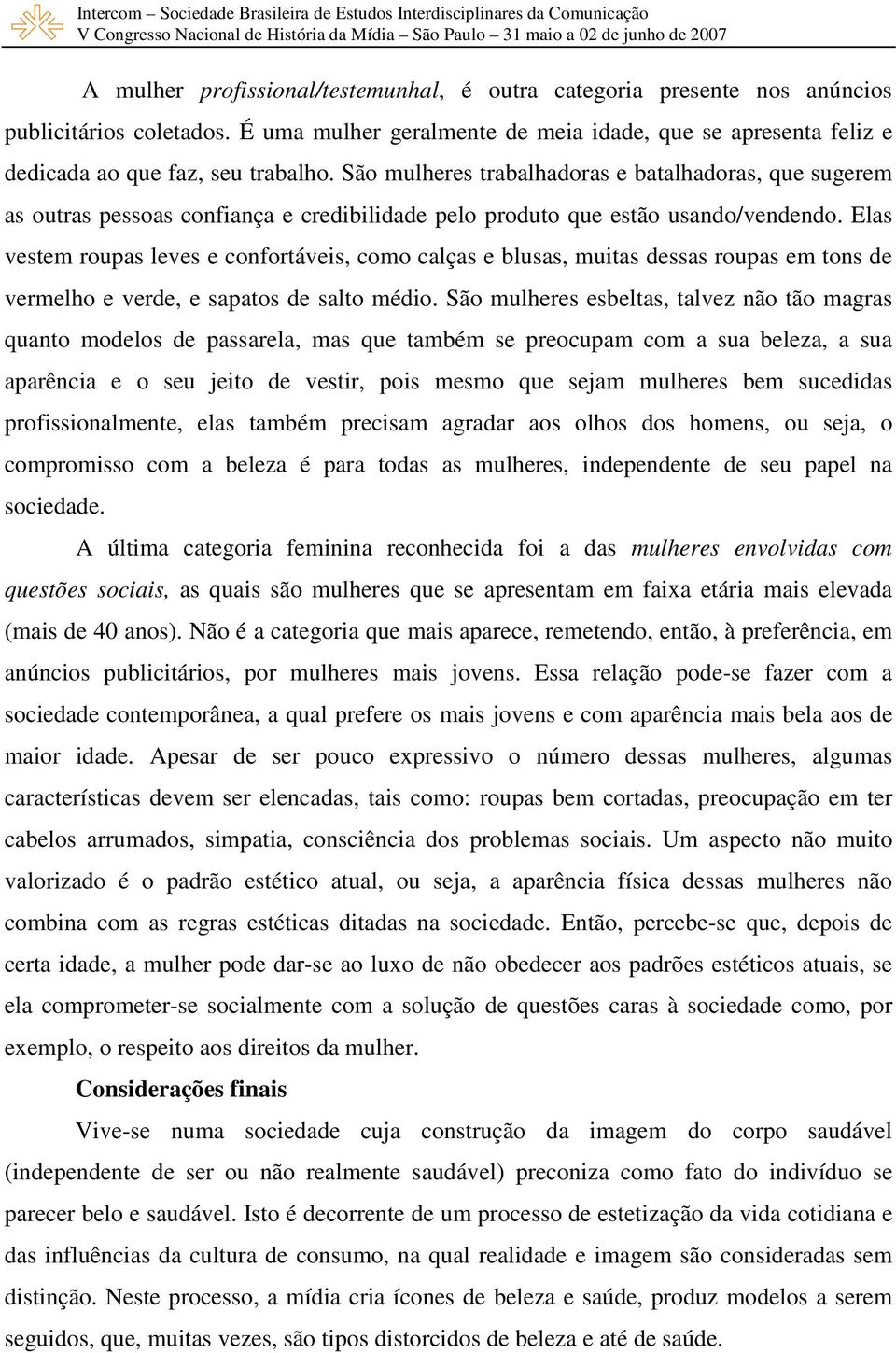 Elas vestem roupas leves e confortáveis, como calças e blusas, muitas dessas roupas em tons de vermelho e verde, e sapatos de salto médio.