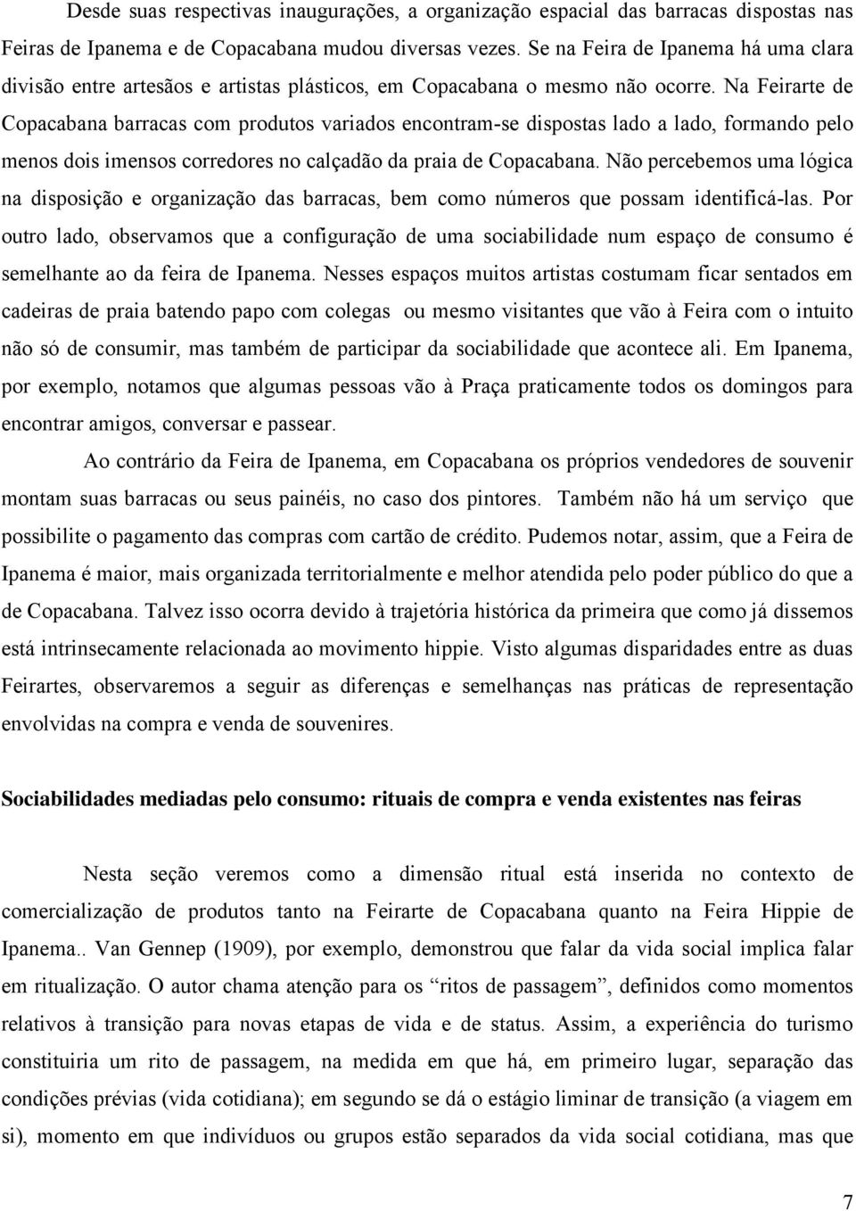 Na Feirarte de Copacabana barracas com produtos variados encontram-se dispostas lado a lado, formando pelo menos dois imensos corredores no calçadão da praia de Copacabana.