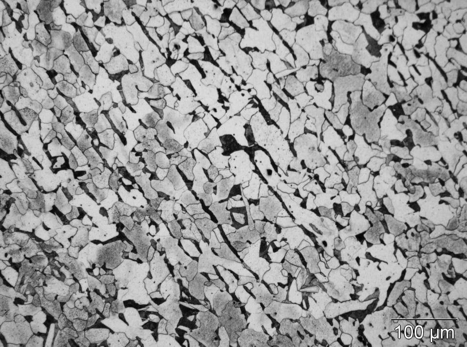 62 Figura 4.4- Micrografia com aumento de 50X do aço ASTM A-36 utilizado como metal de base para confecção das amostras TF, TE e EE. Ataque Nital 2%.