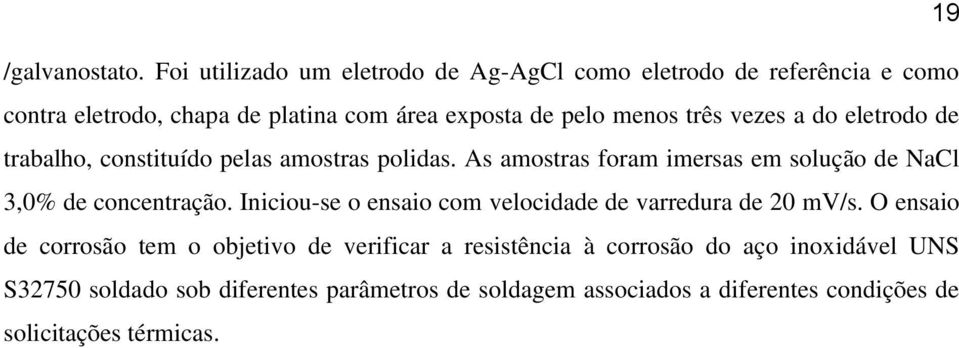 três vezes a do eletrodo de trabalho, constituído pelas amostras polidas. As amostras foram imersas em solução de NaCl 3,0% de concentração.