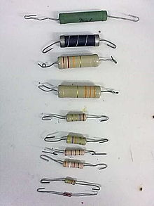 PTC (Positive Temperature Coefficient) É um resistor dependente de temperatura com coeficiente de temperatura positivo. Quando a temperatura se eleva, a resistência do PTC aumenta.