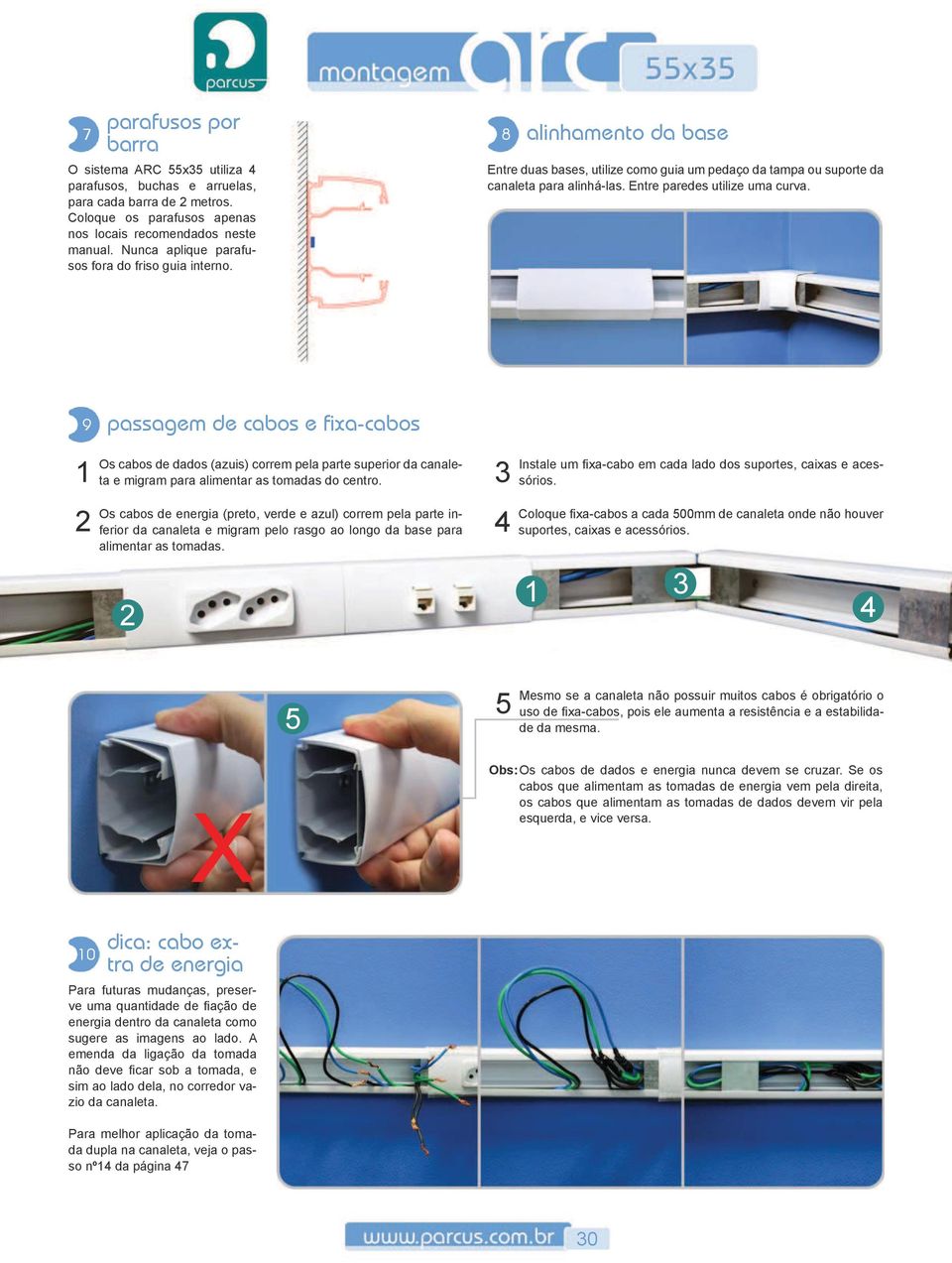 9 passagem de cabos e fixa-cabos Os cabos de dados (azuis) correm pela parte superior da canaleta e migram para alimentar as tomadas do centro.