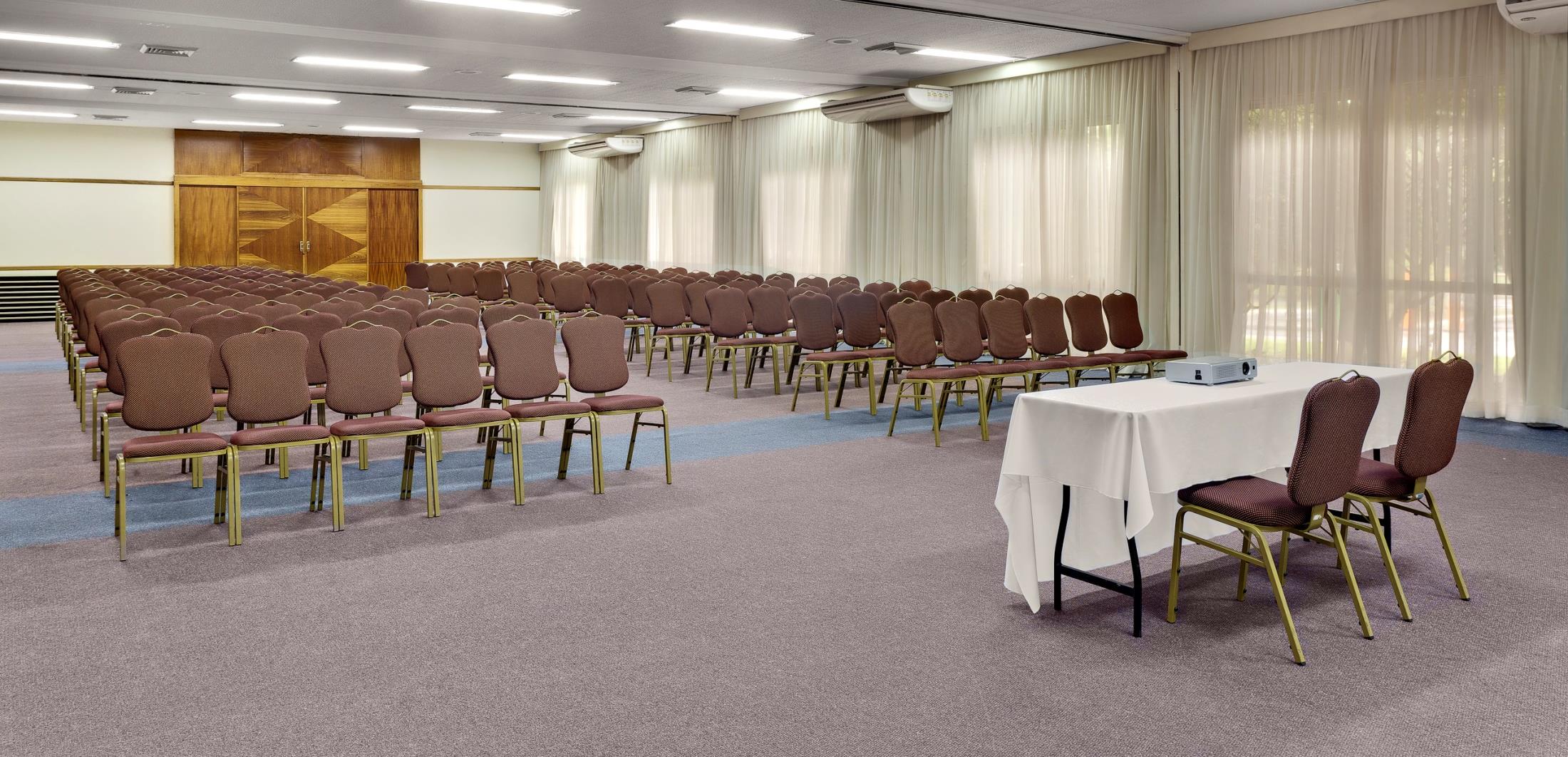 Sala de eventos Negócios A poucos minutos do centro de Curitiba, um hotel com área verde, ampla infraestrutura para eventos sociais ou corporativos.