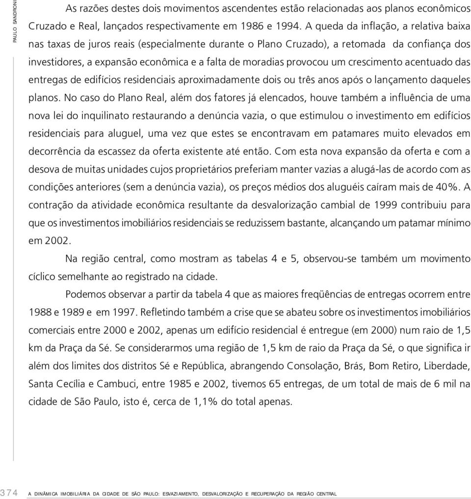 um crescimento acentuado das entregas de edifícios residenciais aproximadamente dois ou três anos após o lançamento daqueles planos.