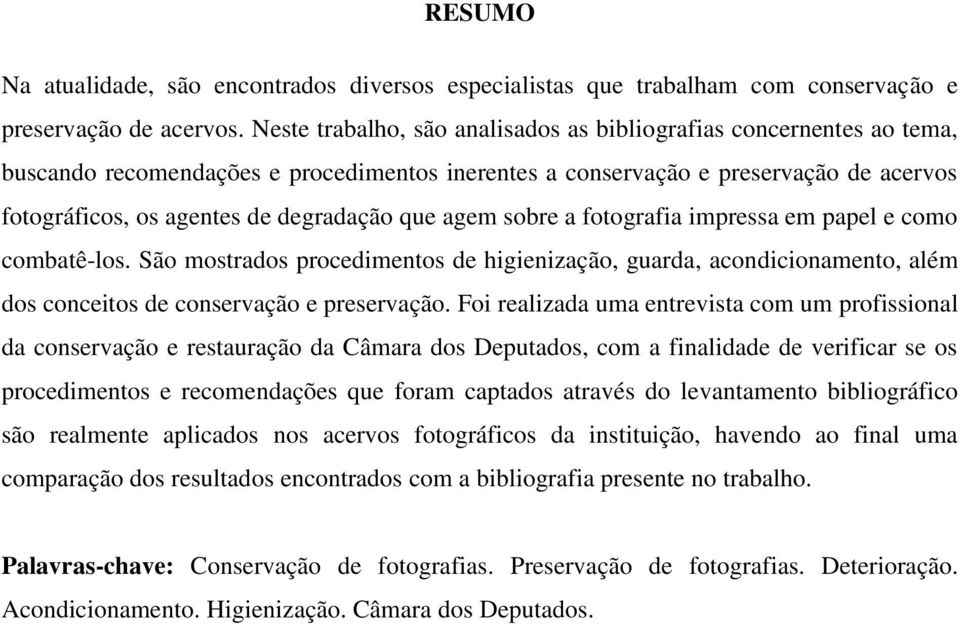 que agem sobre a fotografia impressa em papel e como combatê-los. São mostrados procedimentos de higienização, guarda, acondicionamento, além dos conceitos de conservação e preservação.