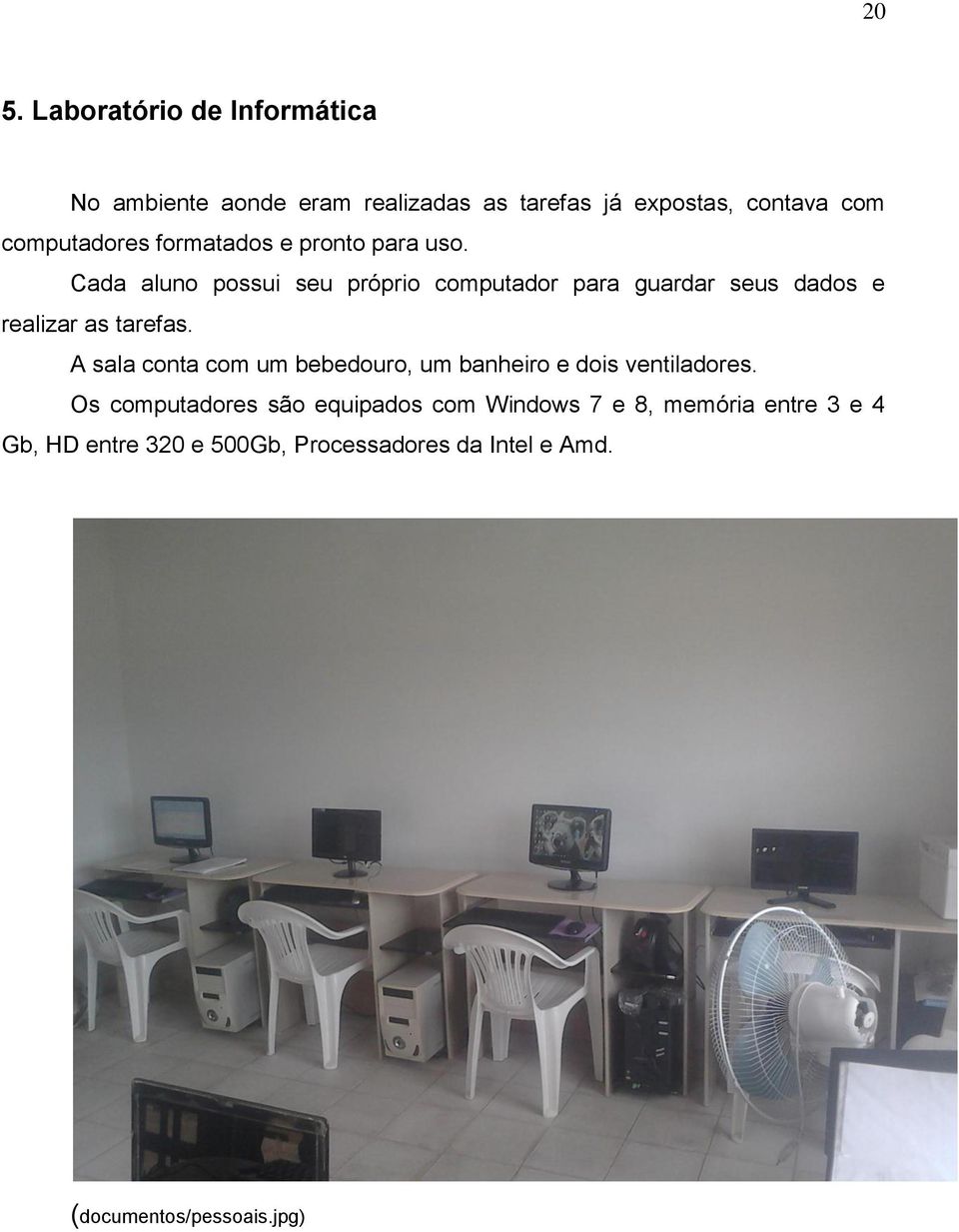 Cada aluno possui seu próprio computador para guardar seus dados e realizar as tarefas.