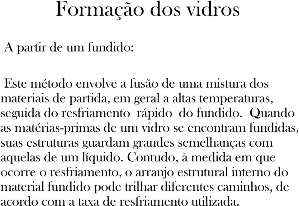 Quando as matérias-primas de um vidro se encontram fundidas, suas estruturas guardam grandes semelhanças com aquelas de um