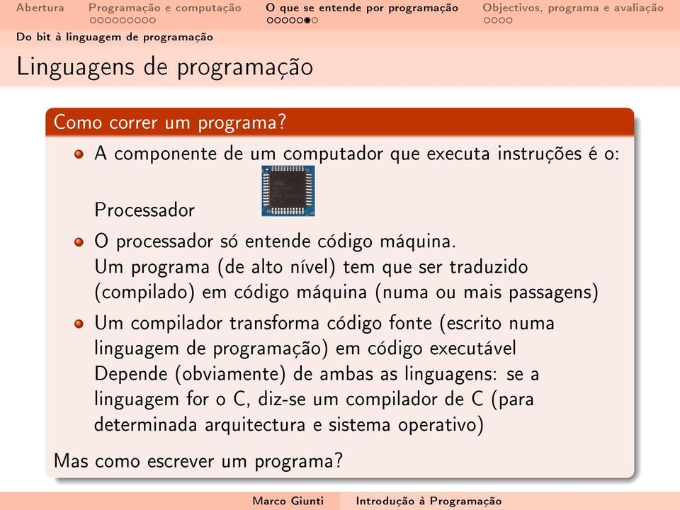 Um programa (de alto nível) tem que ser traduzido (compilado) em código máquina (numa ou mais passagens) Um compilador transforma código fonte