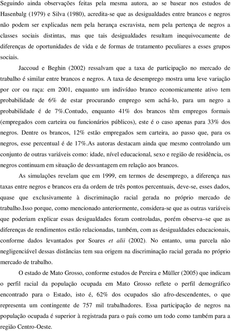 peculiares a esses grupos sociais. Jaccoud e Beghin (2002) ressalvam que a taxa de participação no mercado de trabalho é similar entre brancos e negros.