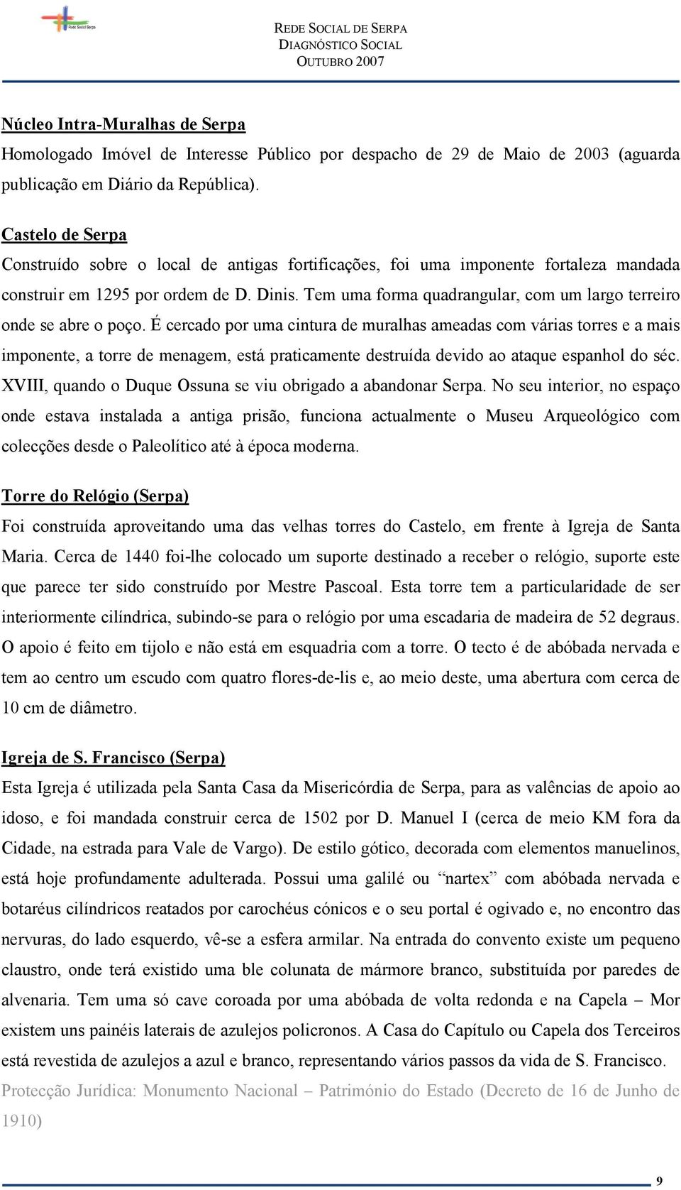 Tem uma forma quadrangular, com um largo terreiro onde se abre o poço.