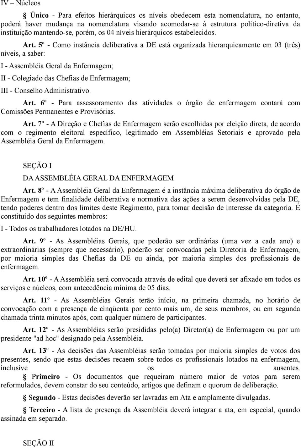 5º - Como instância deliberativa a DE está organizada hierarquicamente em 03 (três) níveis, a saber: I - Assembléia Geral da Enfermagem; II - Colegiado das Chefias de Enfermagem; III - Conselho