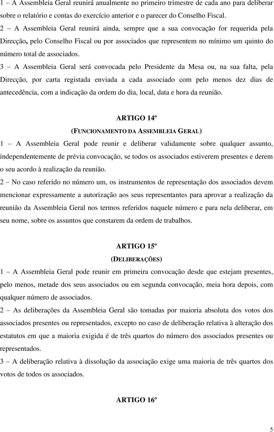 3 A Assembleia Geral será convocada pelo Presidente da Mesa ou, na sua falta, pela Direcção, por carta registada enviada a cada associado com pelo menos dez dias de antecedência, com a indicação da